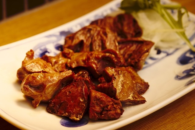 朝びき新鮮ホルモンを炭火で
