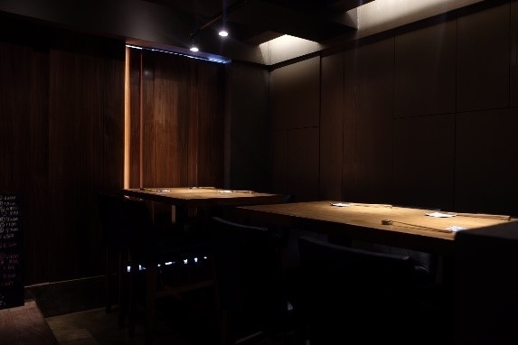 カウンター12席の他に4名テーブルが2つ