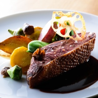 肉料理一例。鴨のロースト