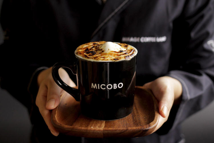 特製の「焦がしカフェラテ」が人気です。