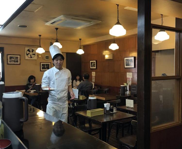 ホールでサービス業務もお任せします!