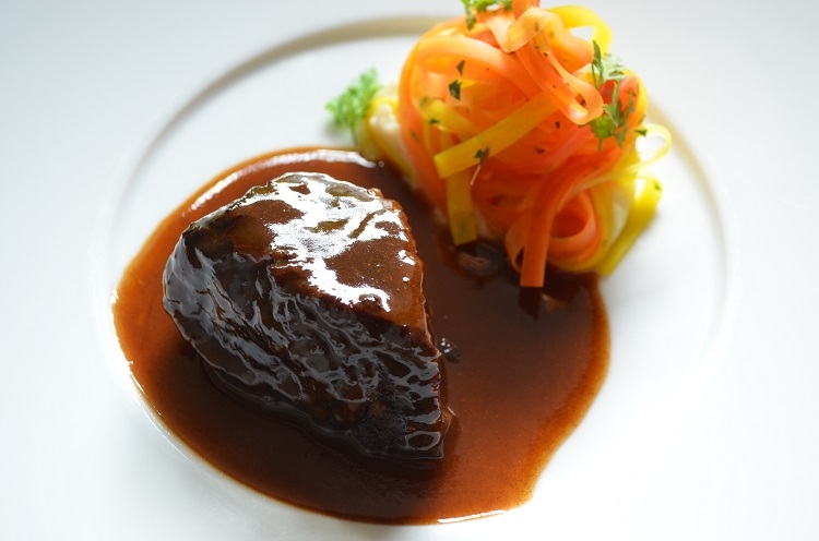 伝統的な肉料理の一皿も人気!
