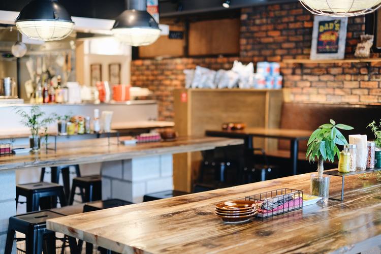 カフェ調なオシャレな店内