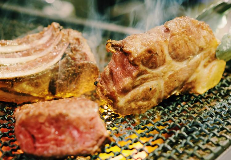 お肉はシェフこだわりの溶岩焼き!