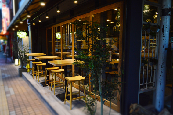 道路に面している開放的な店内です
