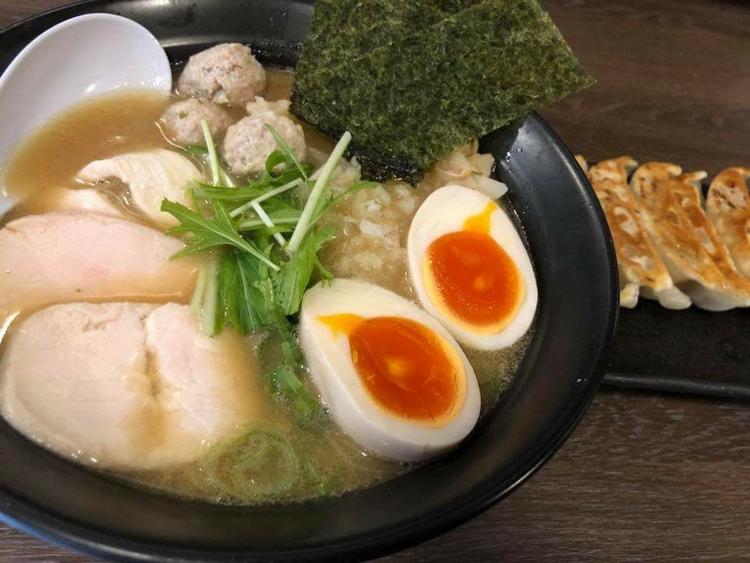 夜は大衆酒場として充実のメニュー