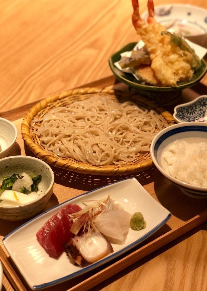 人気ランチメニューの天ぷら刺身御膳