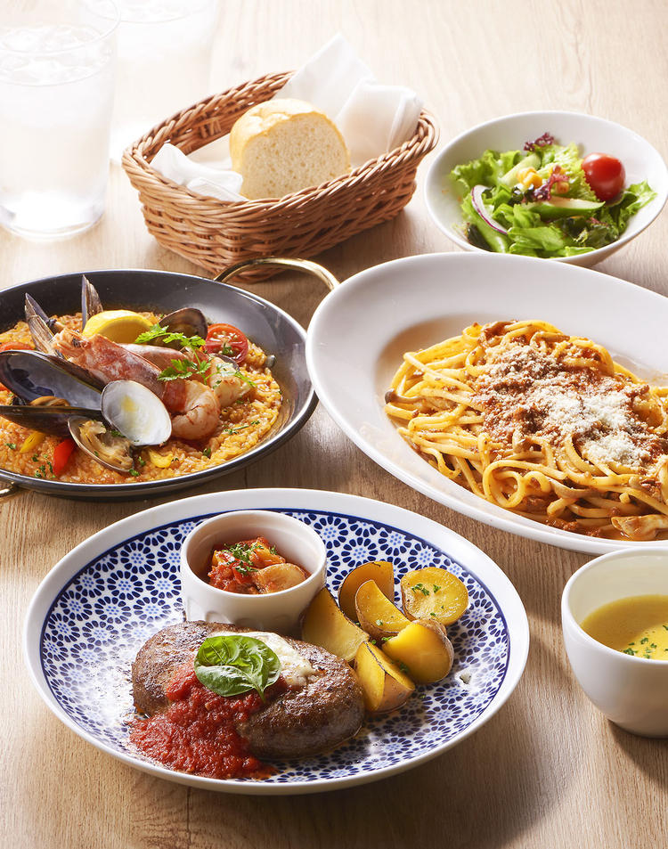 ディナーではお食事やお酒も楽しめます!