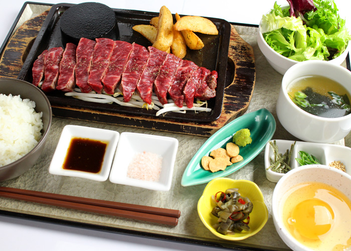 自慢の肉料理でおもてなし◎