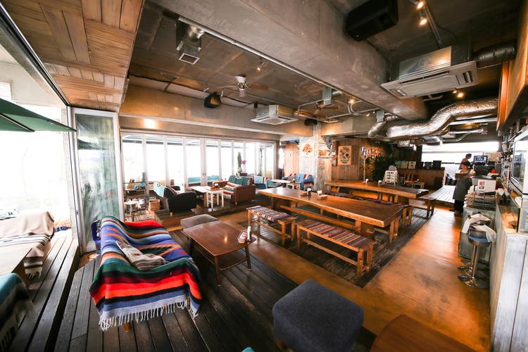 ビーチ沿いのような開放感のある店内!