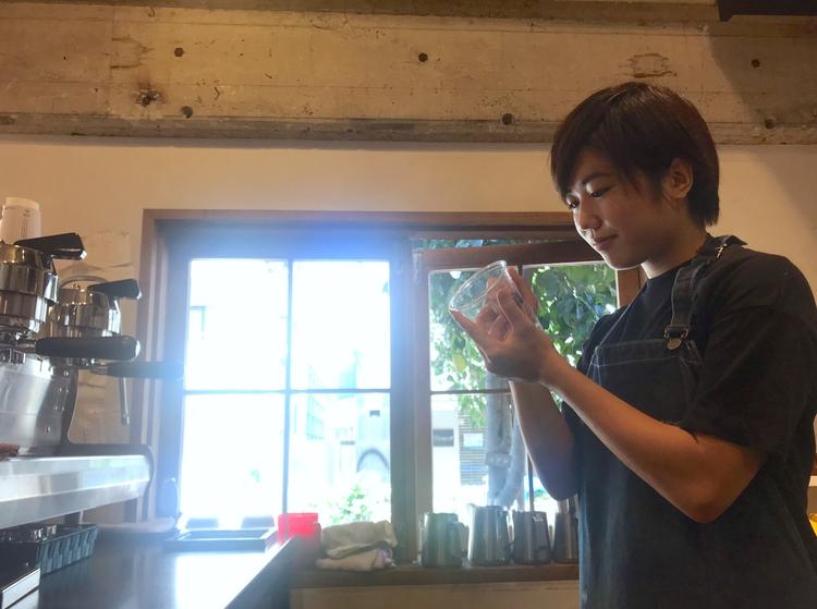 陽が差し込む窓側でのバリスタ業務♪