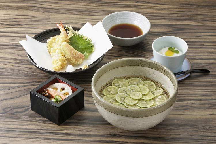 おそばのみならず天ぷらや一品料理も!