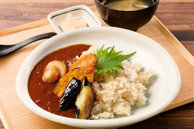 絶品のカレーはスタッフからも大人気