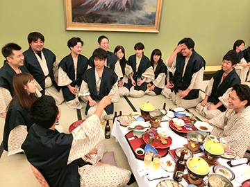 年に一度は社員旅行で全社員が集います。