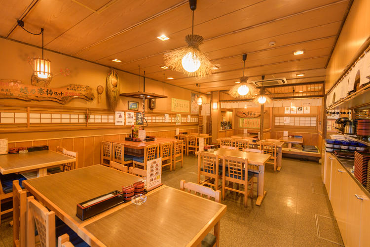懐かしさを感じる明るい店内!
