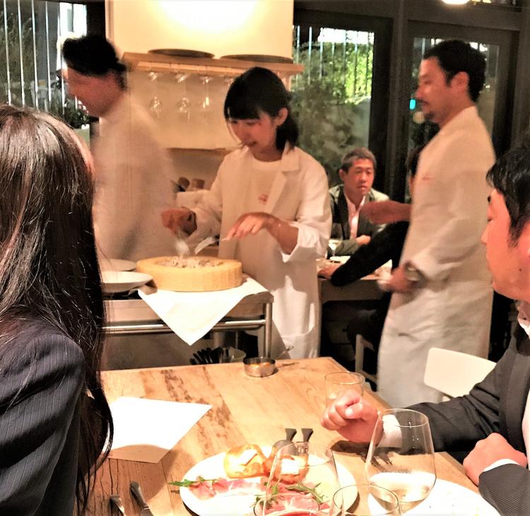 目の前でのパフォーマンスは会話も弾みます