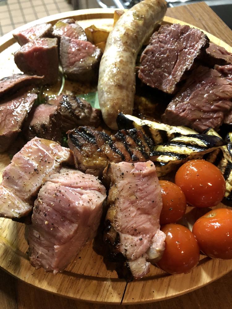 いろんな肉料理が提供されてます。