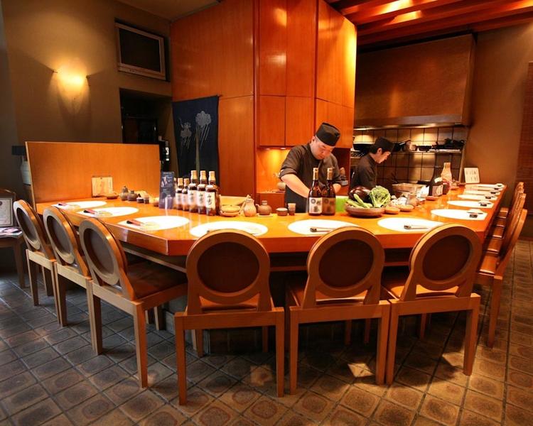 オープンキッチンの店内
