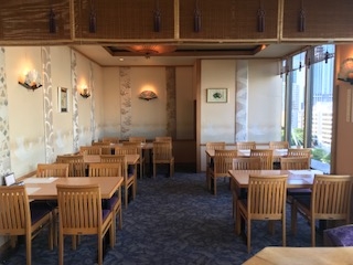 ご予約必須の窓際テーブル席