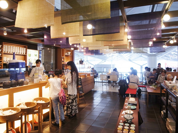 空港内を一望できるカフェ、日常にない空間