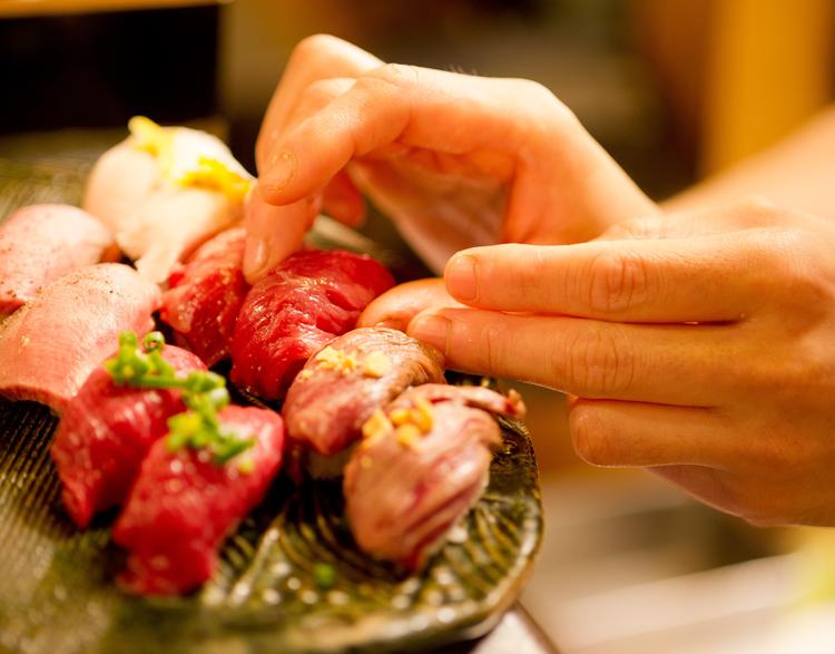 人気の肉寿司は賄いでも