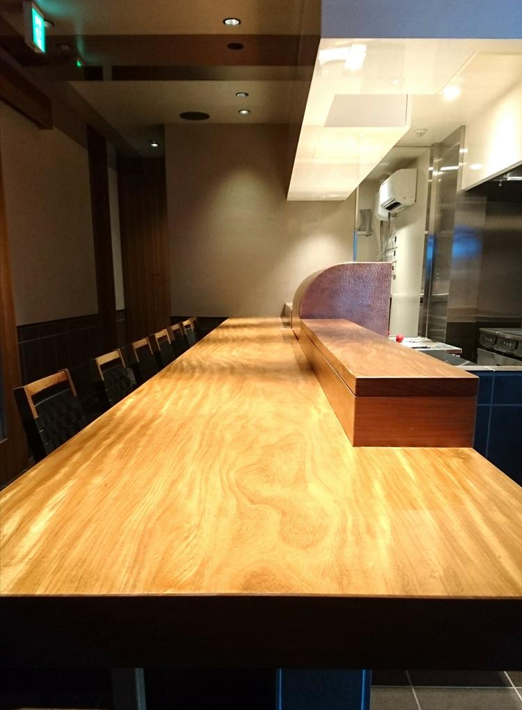カウンター中心の高級感ある店内