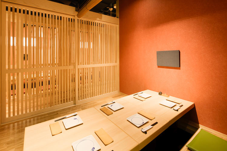 宴会でも使用できる席数の多い店内