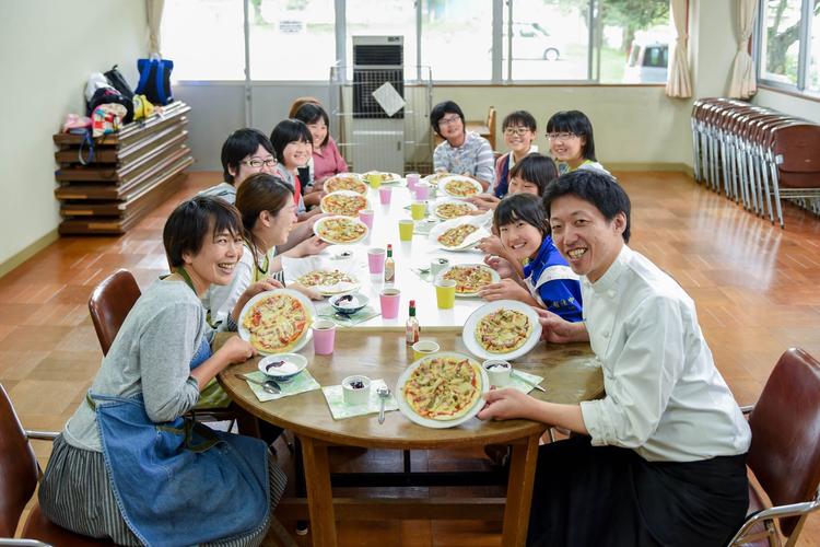 食を通じて地域の子供たちと触れ合います♪