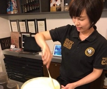 女性店長。