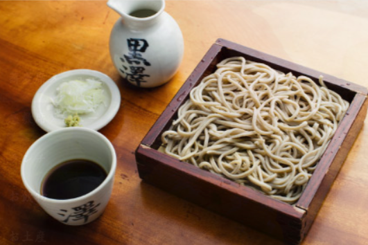 食器にあつらえた黒澤の文字に趣あり◎