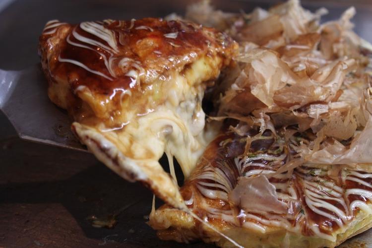 とろけるモッツァレラチーズのお好み焼き