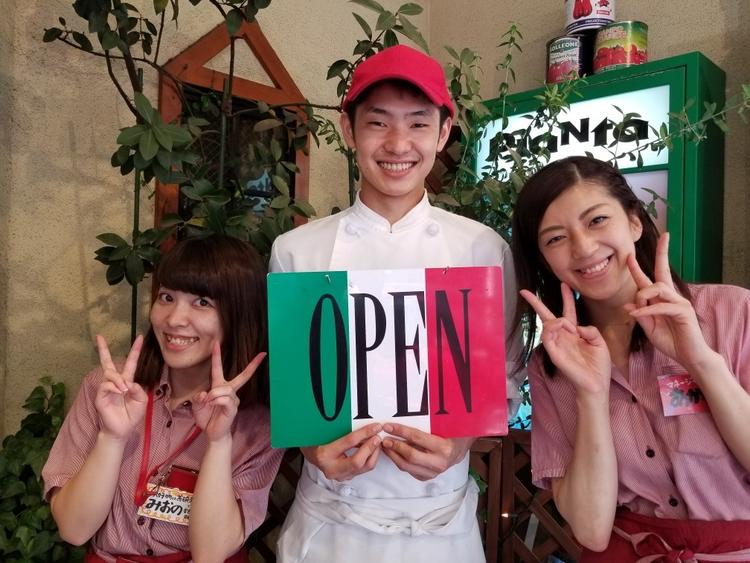キッチン、ホールの垣根もなく温かい雰囲気