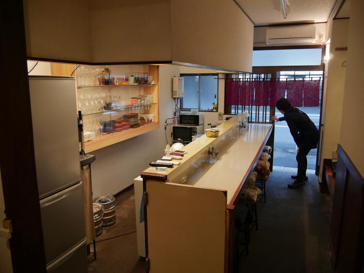 座敷から見た店内も和の感じでシンプルです
