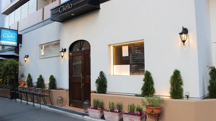 白壁が美しいお店の外観です