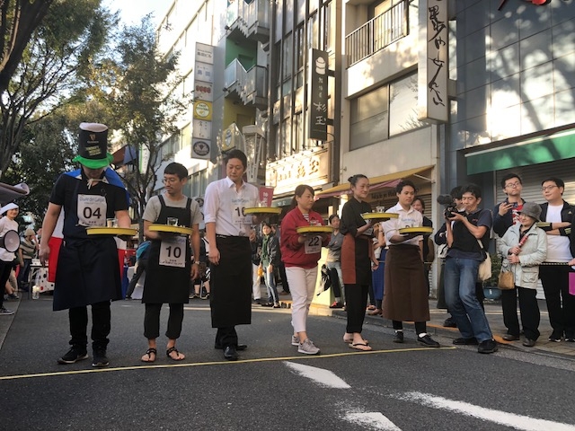 神楽坂ギャルソンレースにも参加(一番左)