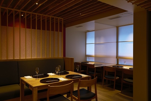 木の温かみに包まれた店内
