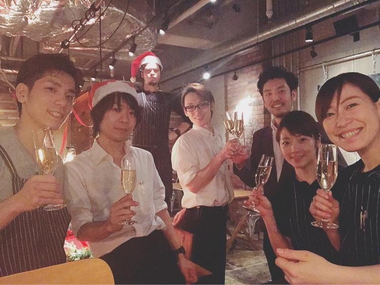 クリスマスお疲れ様の乾杯!女性も活躍!