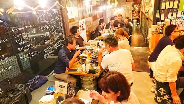 『ネオ大衆酒場』をイメージした店内