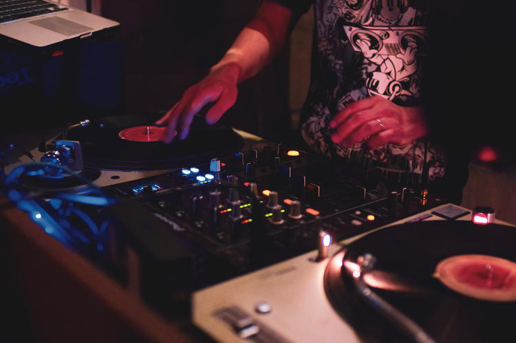 DJや生バンドが店内を盛り上げます!
