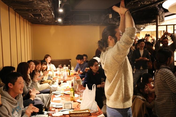 恒例の総勢100名新年会の様子