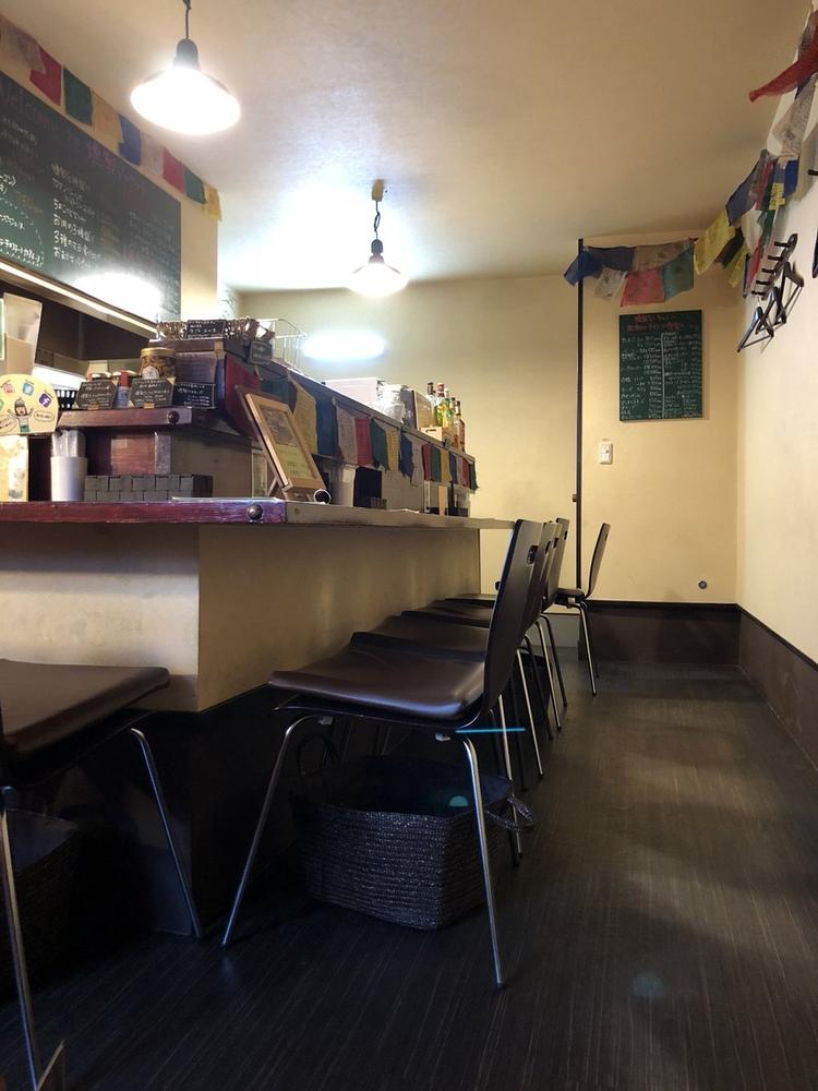 カウンター席のみの小さなお店