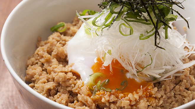 シャモロックの卵を使った温玉そぼろ丼