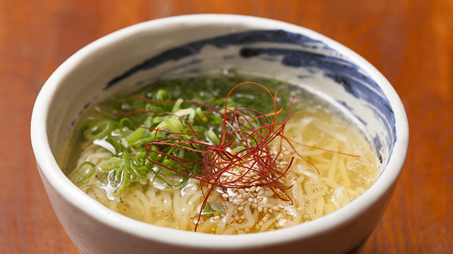 鶏出汁のさっぱりとした塩ラーメンも人気