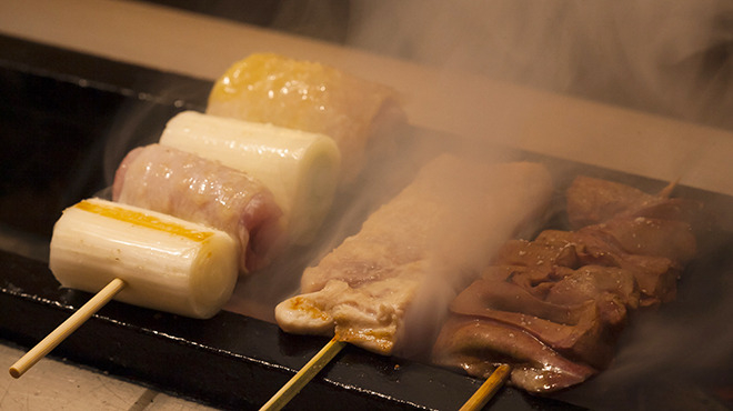 鶏の旨さが際立つ紀州備長炭の炭火焼き