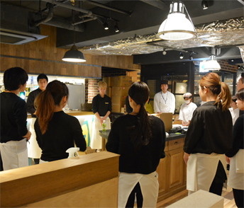 店舗見学で現場の雰囲気つかめます!