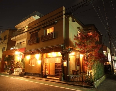 表参道を行きかう人の目を引く店構え