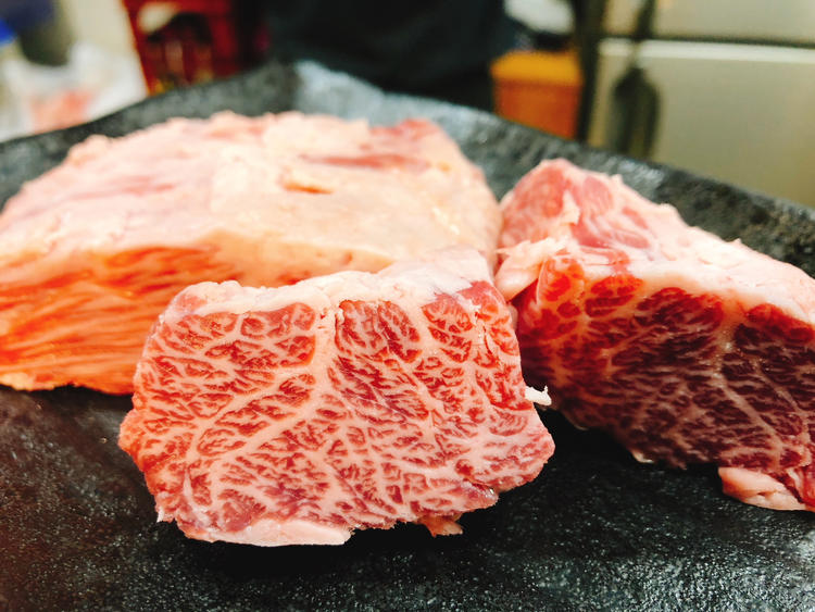 厚切りの霜降り肉
