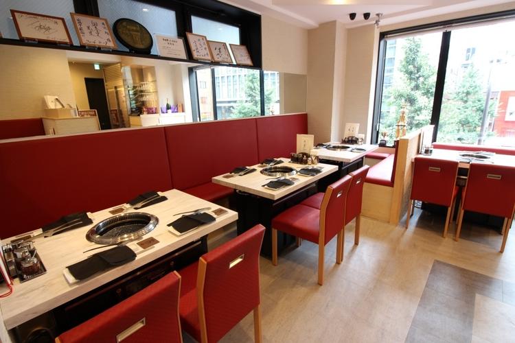 清潔感あふれるシンプルな店内