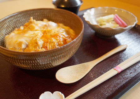 ランチの親子丼は近隣の方に愛されています