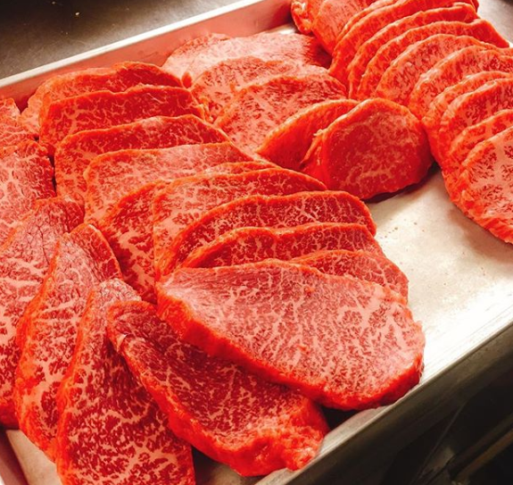 綺麗なサシの入った赤身肉